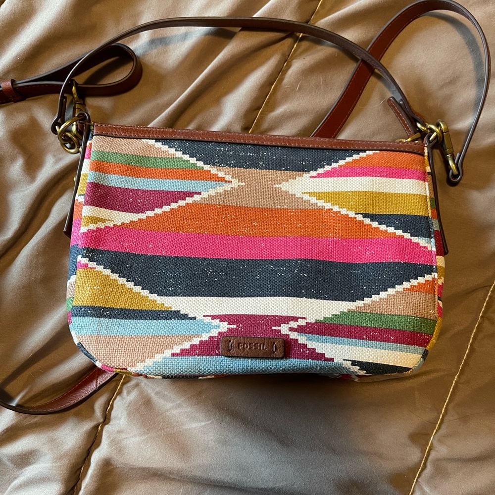 Brand new Fossil shoulder/handbag. Never been used.